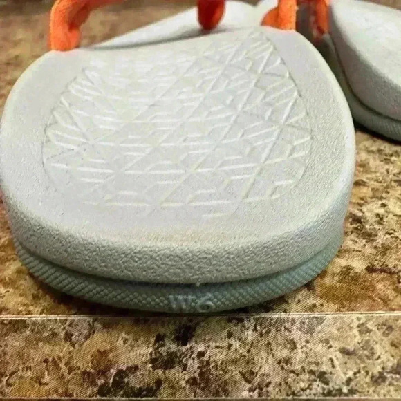 Chaco Ladies Gray Flip Flops with Orange Strap Women’s size 6 Summer Sandals - Picture 8 of 8